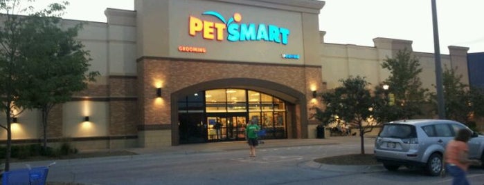 PetSmart is one of Tempat yang Disukai Marni.