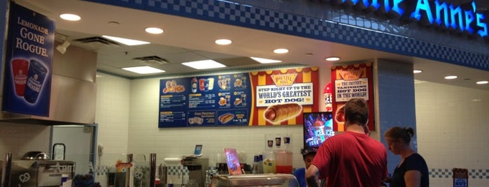 Auntie Anne's is one of Davidさんのお気に入りスポット.