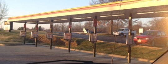 Sonic Drive-In is one of Lugares favoritos de Crystal.