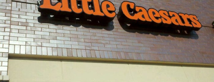 Little Caesars Pizza is one of สถานที่ที่ 🖤💀🖤 LiivingD3adGirl ถูกใจ.