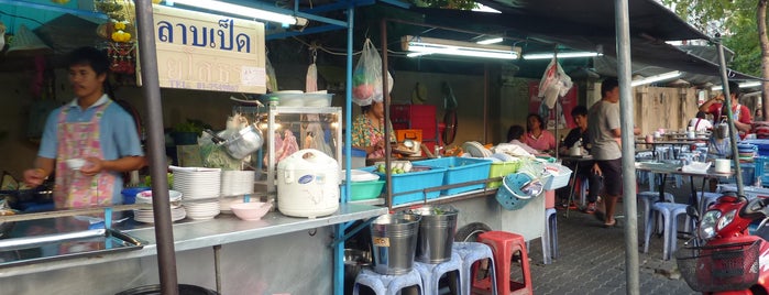 ลาบเป็ดสีลมซอย 9 is one of Restaurants,Street Stalls in BKK.
