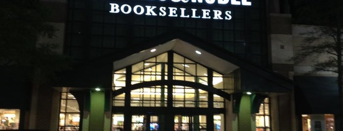 Barnes & Noble is one of Tempat yang Disukai Larry.