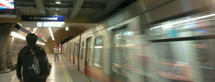 Metro Plaza de Puente Alto is one of Estaciones Metro de Santiago.