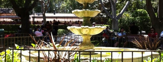 New Orleans Square Fountain is one of Les’s Liked Places.