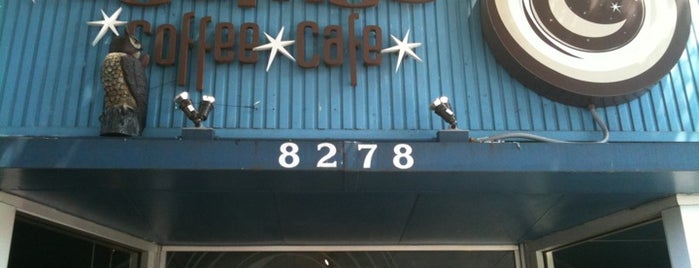 Cosmos Coffee Cafe is one of Locais salvos de Tiffany.
