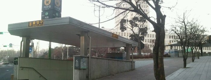 ソチョ駅 is one of Subway Stations in Seoul(line1~4 & DX).