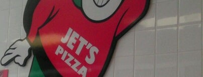 Jet's Pizza is one of Tempat yang Disukai Scott.