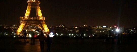 Трокадеро is one of 10 best romantic spots to shoot in Paris.
