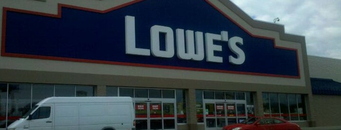 Lowe's is one of Orte, die Rew gefallen.