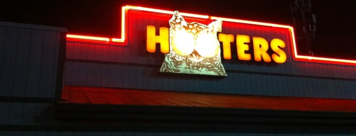 Hooters is one of Lieux qui ont plu à Greg.