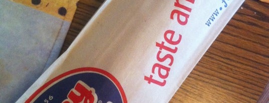 Jersey Mike's Subs is one of Lieux qui ont plu à Casie.