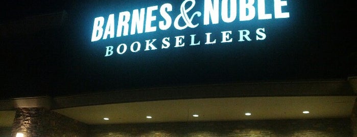 Barnes & Noble is one of Locais curtidos por Colin.