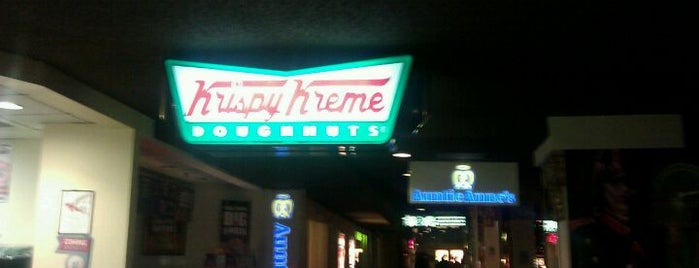 Krispy Kreme Doughnuts is one of Emmaさんの保存済みスポット.