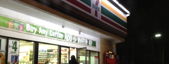 7-Eleven is one of Knickさんのお気に入りスポット.
