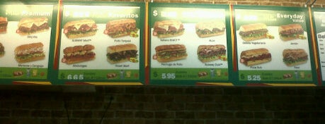 Subway is one of lugares dond ir.