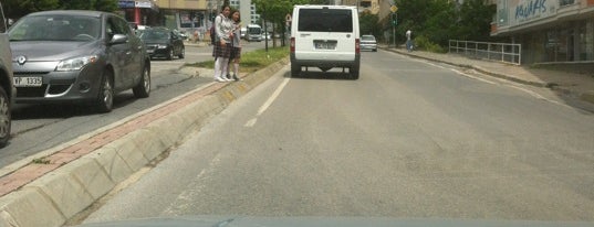 Akdeniz Caddesi is one of Gamze'nin Beğendiği Mekanlar.