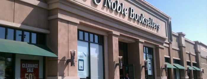 Barnes & Noble is one of Lugares favoritos de Alan.