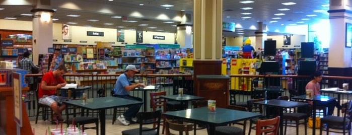 Barnes & Noble is one of สถานที่ที่ Lisa ถูกใจ.