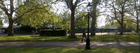 Hyde Park is one of Londres.