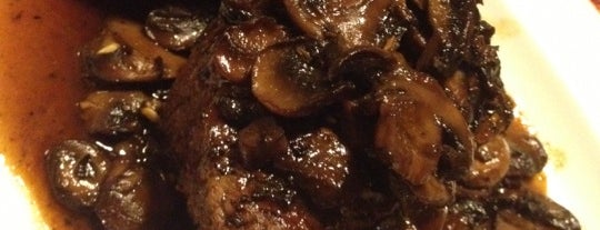 Russell's Steaks, Chops, & More is one of Sarahさんのお気に入りスポット.