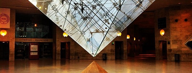 Louvre is one of Lugares en el Mundo!!!!.