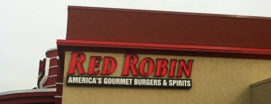 Red Robin Gourmet Burgers and Brews is one of Lugares favoritos de Amber.