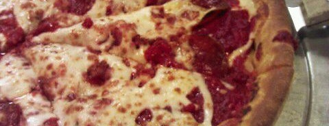 Knollas Pizza is one of Lugares favoritos de Josh.