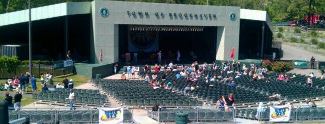 The Pennysaver Amphitheater at Bald Hill (Brookhaven Amphitheater) is one of Lugares favoritos de Lynn.