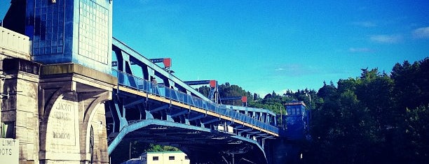 Fremont Bridge is one of Seattle.