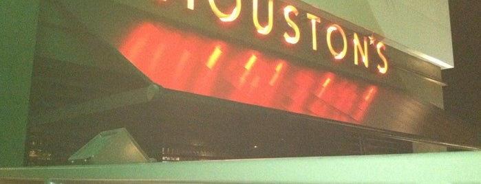 Houston's Restaurant is one of Locais salvos de Cheearra.