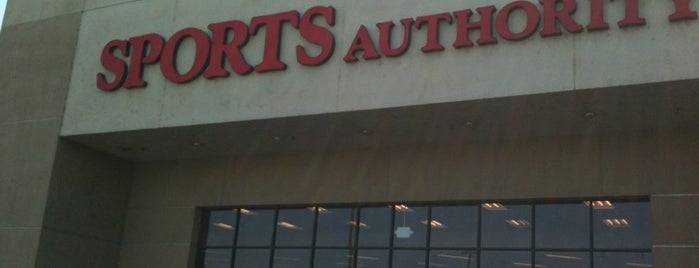 Sports Authority is one of สถานที่ที่ Alan ถูกใจ.