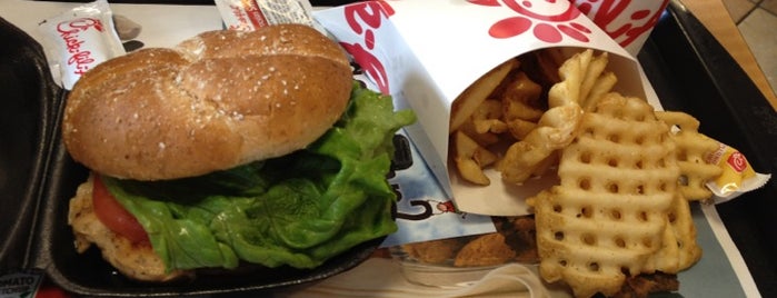 Chick-fil-A is one of Lugares favoritos de Terri.