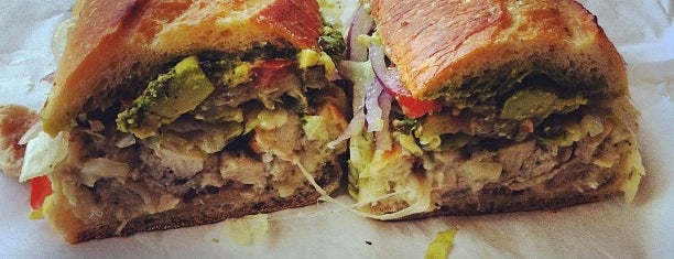 Mr. Pickle's Sandwich Shop is one of Locais curtidos por Andrew.