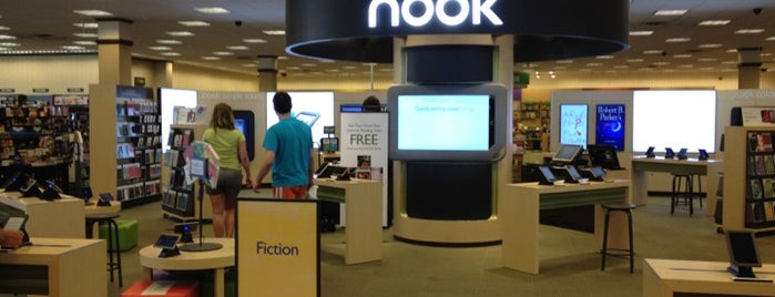 Barnes & Noble is one of สถานที่ที่ Kory ถูกใจ.