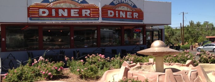 Red Planet Diner is one of Locais curtidos por New.