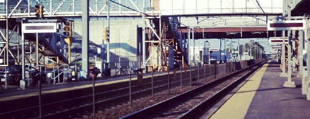 MBTA Commuter Rail South Attleboro is one of สถานที่ที่ Jason ถูกใจ.