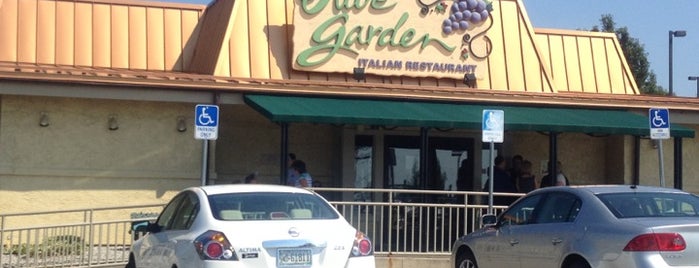 Olive Garden is one of Tempat yang Disukai Zeb.