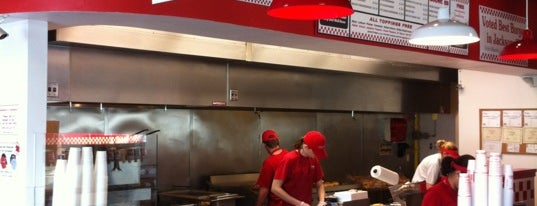 Five Guys is one of Jimさんのお気に入りスポット.