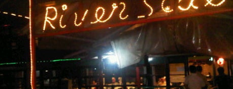 River Side Restaurant is one of Tempat makan favorit.
