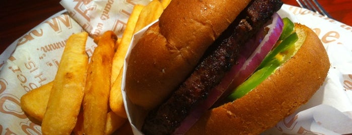 Red Robin Gourmet Burgers and Brews is one of Tempat yang Disukai Mark.
