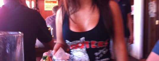 Hooters is one of Orte, die Baris gefallen.