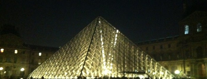 Пирамида Лувра is one of Paris.