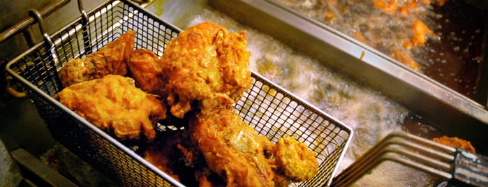 Gus's World Famous Fried Chicken is one of Memphis tourism.