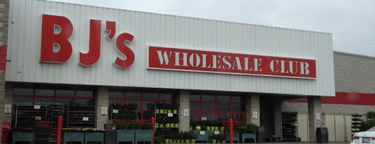 BJ's Wholesale Club is one of สถานที่ที่ Wilson ถูกใจ.