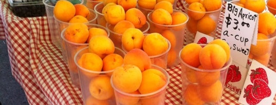 Melrose Place Farmer's Market is one of Siobhanさんの保存済みスポット.