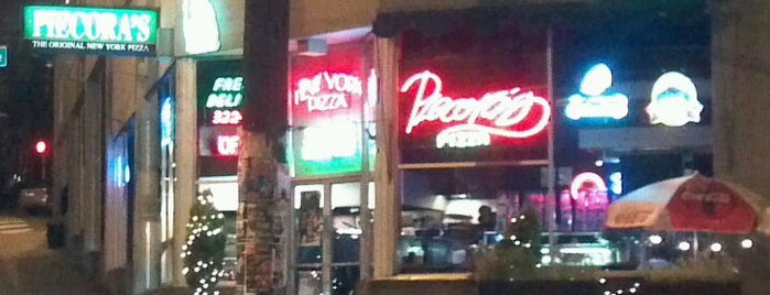 Piecora's Pizzeria is one of Locais curtidos por Sami.