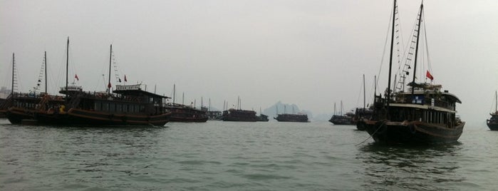 Vịnh Hạ Long (Ha Long Bay) is one of Wonderful places in the world.