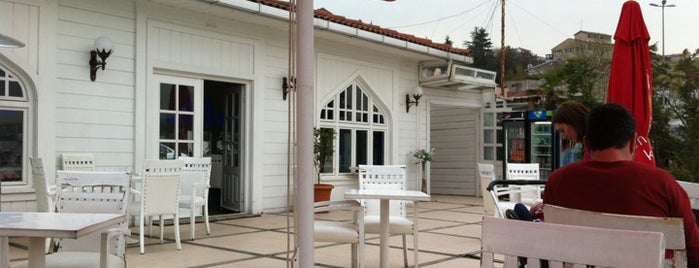 The Coffee Lounge Pasabahce is one of Lugares guardados de Zafer.