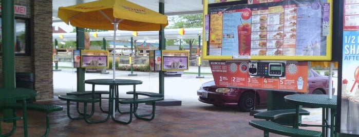 Sonic Drive-In is one of Locais curtidos por Vicky.