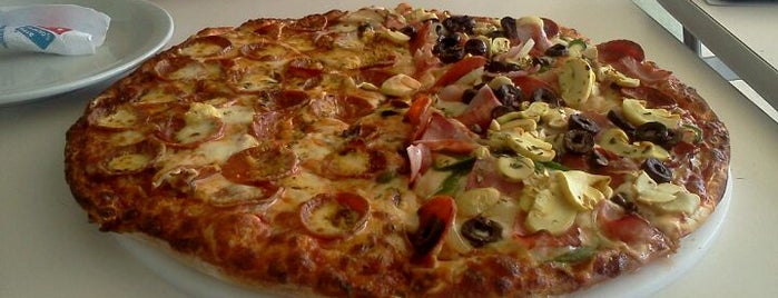 Domino's Pizza is one of Favoritos.